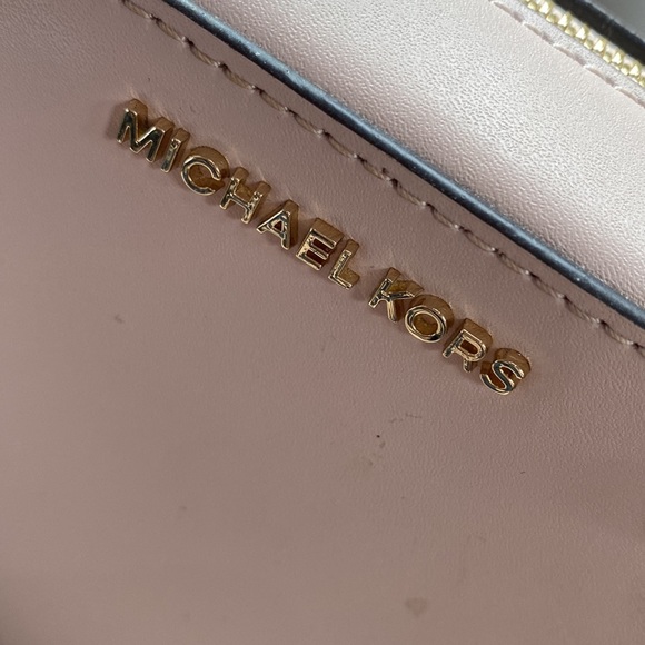 Michael Kors pink shoulder bag with matching wallet. Excellent condition! - Picture 8 of 11